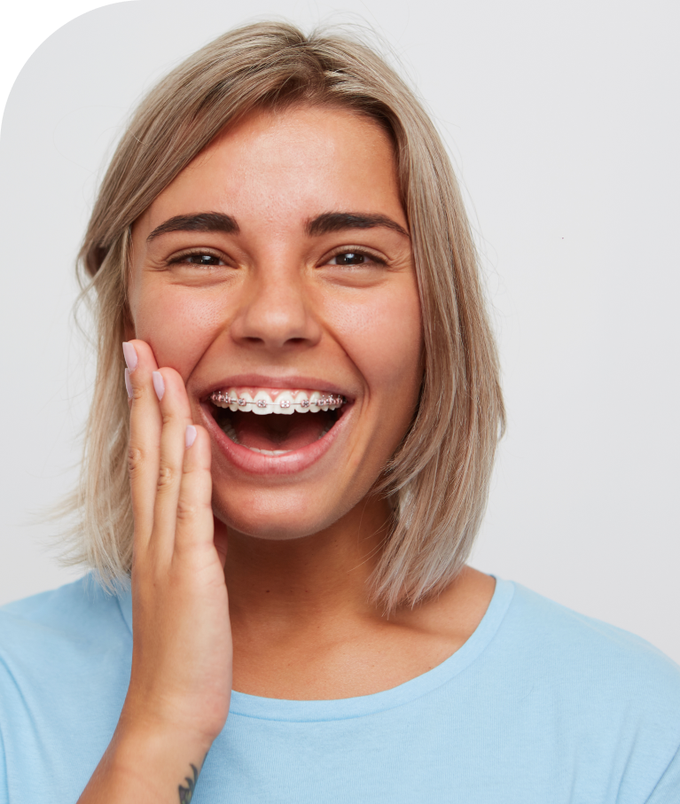 Señora sonriente con aparato